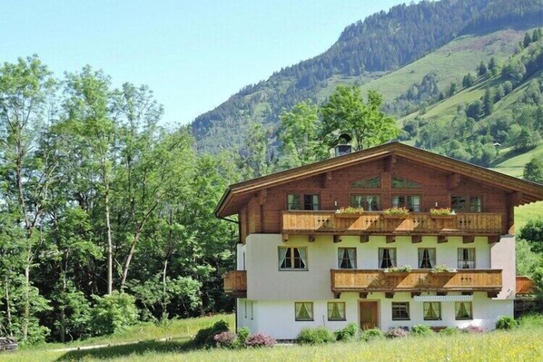 Außenseite Ferienhaus [Sommer]
