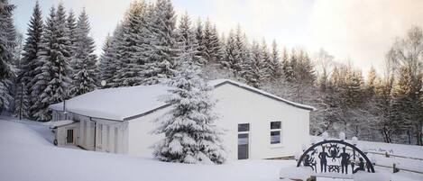 Außenseite Ferienhaus [Winter]