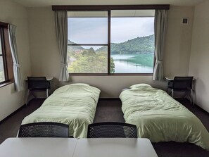 You can overlook the pond of Oshidori from the large window.