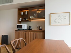 [Dog-friendly room] Equipped with home appliances such as a microwave oven and an electric kettle, and a coffee grinder