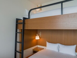 [Bunk bed room] Lights are installed at each bedside