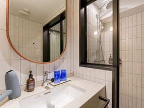 [2 double bedrooms] Bathroom vanity, shower booth