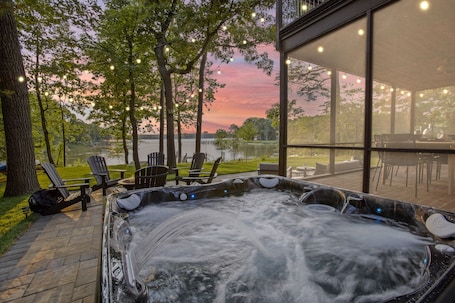 Unwind in the hot tub and take in that absolutely stunning view of Chester River.
