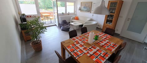 Wohnzimmer mit Essecke und Wohlfühlbereich / Sitzsack.