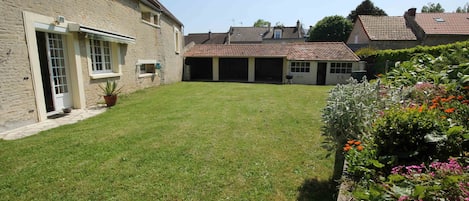 Store et préau pour manger à l'ombre