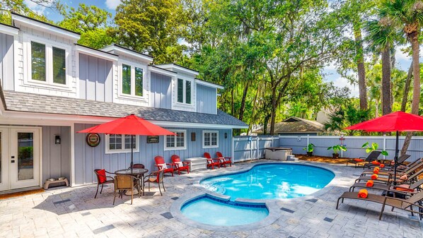 Outdoor Oasis with Fence - Perfect for Fido!!