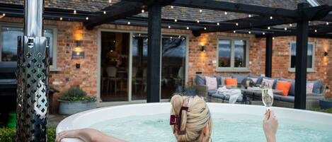 The hot tub at The Carriage House, Cotswolds