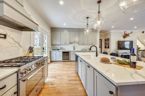 Beautiful chef's kitch with custom quartz countertops