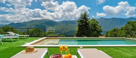 NEU! Villa Rose ist eine Villa mit 4 Schlafzimmern und beheiztem Pool, 12 km von Baška Voda entfernt