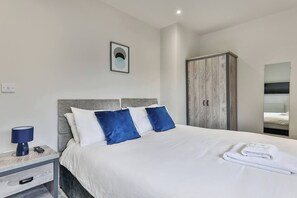 Bedroom 1 King bed- can be split into twins
