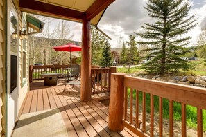 Back Deck | Gas Fire Pit | Gas Grill