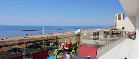 vue fantastique  de la terrasse sur la Méditerrannée