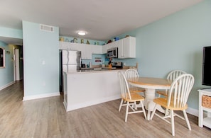 Atlantic Towers 612-print-008-067-KitchenEating Area-4200x2761-300dpi