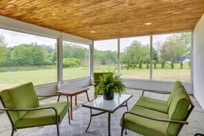 Screened Porch w/ Seating