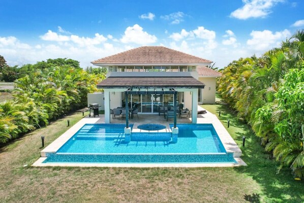 Villa Buganvilla 388: Cozy and family friendly golf villa with pool, Jacuzzi & staff