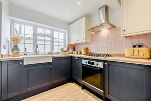 Wren Cottage Kitchen - StayCotswold