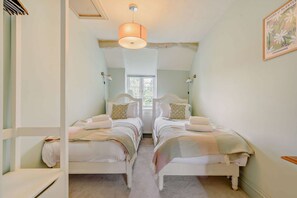 Wren Cottage Bedroom 2 - StayCotswold