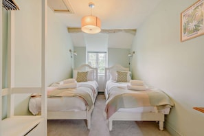 Wren Cottage Bedroom 2 - StayCotswold