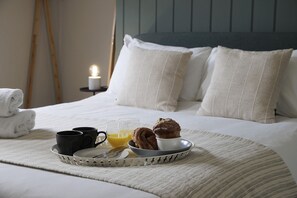 Molls Yard Bedroom 2 - StayCotswold