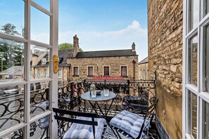 Molls Yard Balcony - StayCotswold