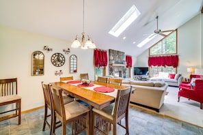 Dining Area | Dishware/Flatware Provided