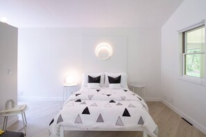 Minimalist bedroom bliss 🛏️✨ Clean lines, calming tones, and modern lighting for the perfect getaway stay 💫 #VacationRentalVibes #ModernEscape #RelaxInStyle