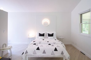 Minimalist bedroom bliss 🛏️✨ Clean lines, calming tones, and modern lighting for the perfect getaway stay 💫 #VacationRentalVibes #ModernEscape #RelaxInStyle