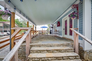 Covered Patio | Self Check-In | 0.3 Mi to Downtown Lewisburg