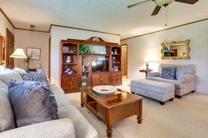 Living Room | Smart TV | Wood-Burning Fireplace | Central A/C | Ceiling Fans