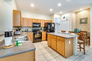 Kitchen & Dining Area | Free WiFi