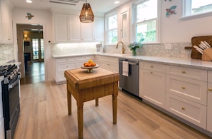 Brand new, fully-equipped kitchen with gorgeous custom quartz countertops.