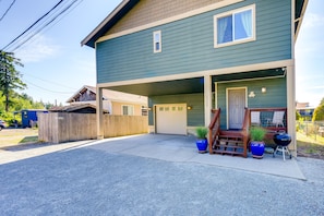 Property Exterior | Driveway (2 Vehicles) | Homeowner On-Site (Garage Office)