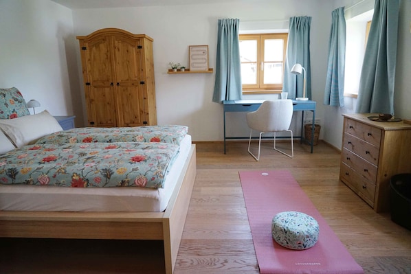 Moon I für 1-3 Personen, 50 m², Schlafzimmer, Wohnzimmer, Küche, Dusche/WC, Balkon, WLAN-Freundliches Schlafzimmer mit Schreibtisch und Yogamatte