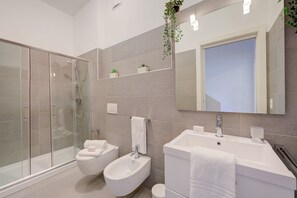 Salle de bain avec douche