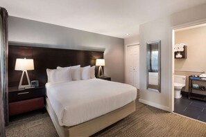 Comfortable Unit w/ 1 Queen bed