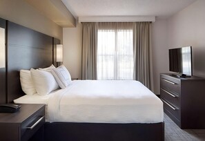 Unit with Queen size bed. Exact unit will be assigned upon arrival. Views, colors and decor may vary.