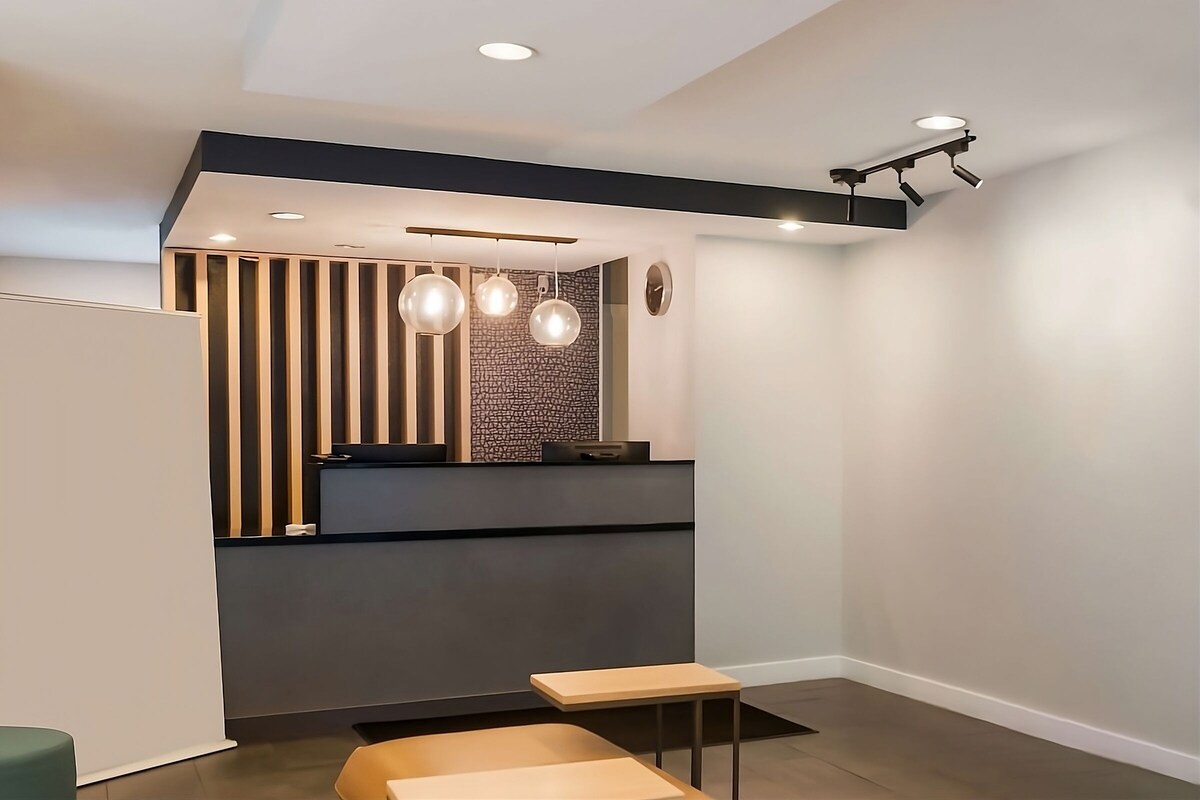 Vacation Time in Your Home Away From Home! Close to Airport and Attractions!