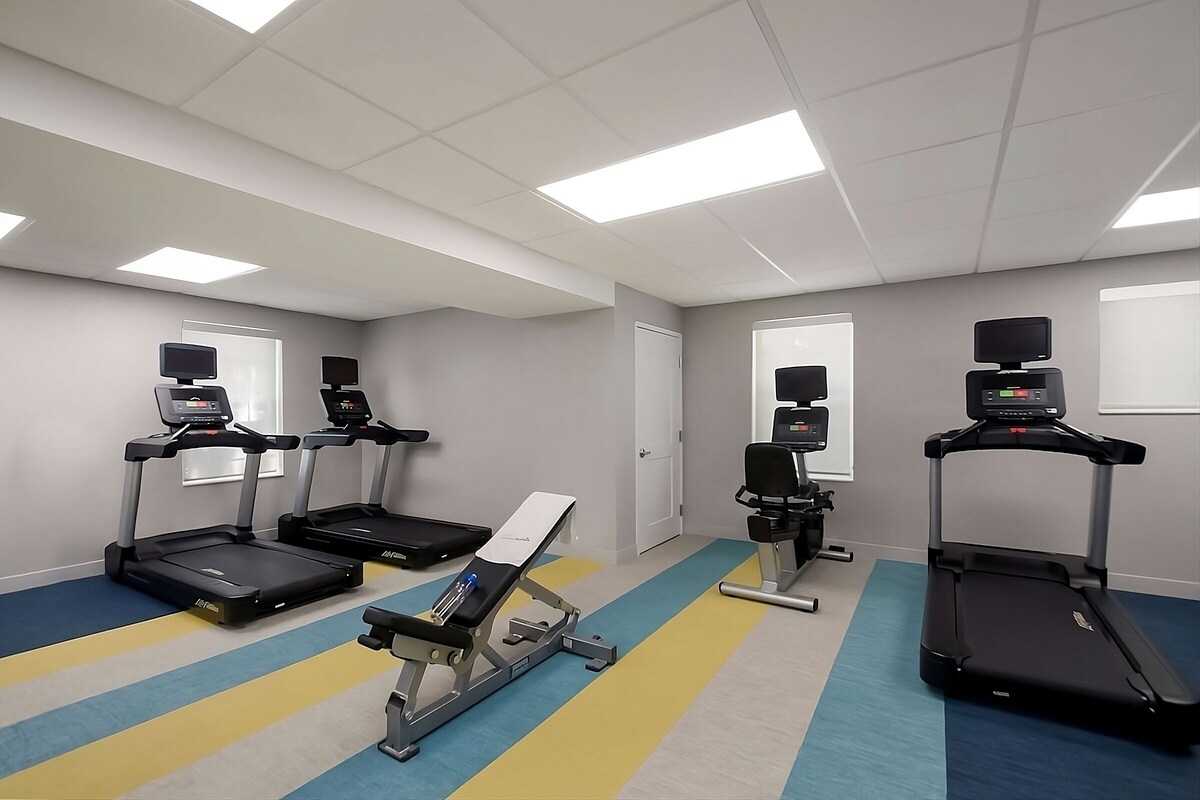 Relax and Unwind! Three Contemporary 2BR Suites with Full Kitchen, Pet-friendly!