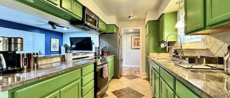 Kitchen w/granite countertops