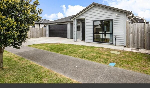 House exterior | takanini | room in takanini