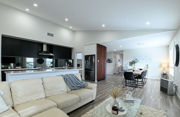 Luxe on Lincoln - Professionally managed home with high ceilings, pool, and 5 mins to Taronga Zoo