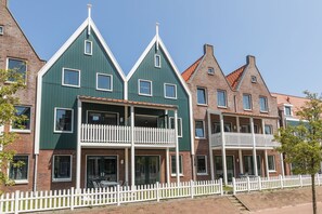 Stugans exteriör [sommar]