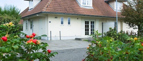 Außenseite Ferienhaus [Sommer]