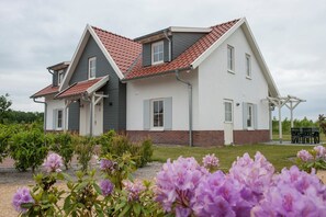 Stugans exteriör [sommar]
