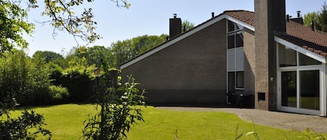 Außenseite Ferienhaus [Sommer]