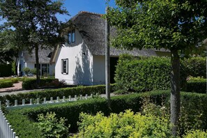 Stugans exteriör [sommar]