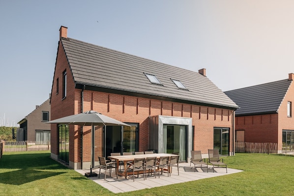 Außenseite Ferienhaus [Sommer]