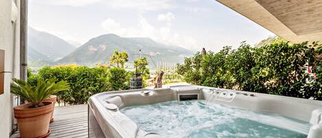 Outdoor spa tub