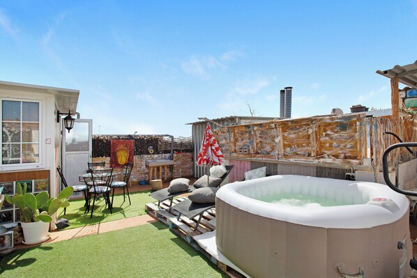 Outdoor spa tub