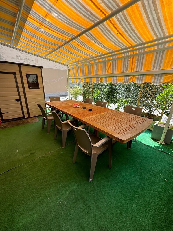 Outdoor dining